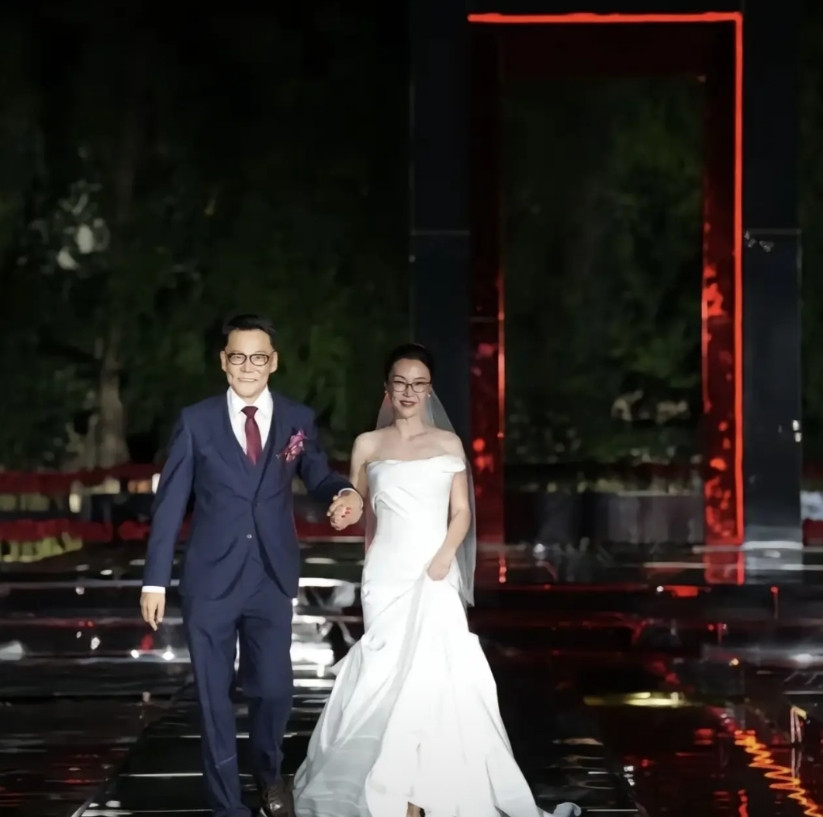 第一次觉得上了岁数的女人穿婚纱这么好看，第一次觉得女人戴眼镜穿婚纱这么好看。第一
