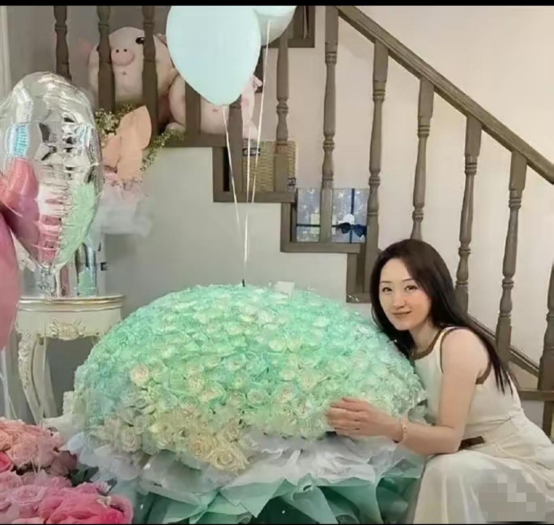 杨钰莹56岁生日，有情人送了999朵玫瑰，杨钰莹超级喜欢，还和玫瑰一起合了影！