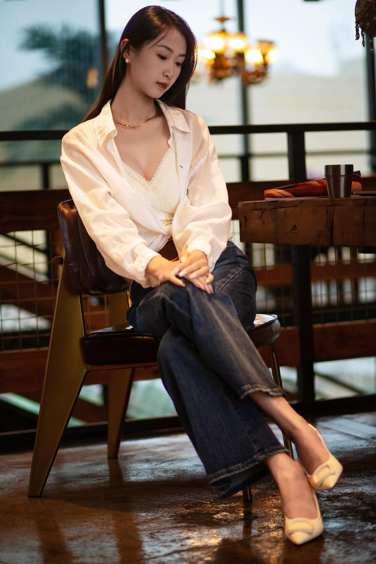 白衬衫彰显好气质什么年龄段的女人最有女人味?