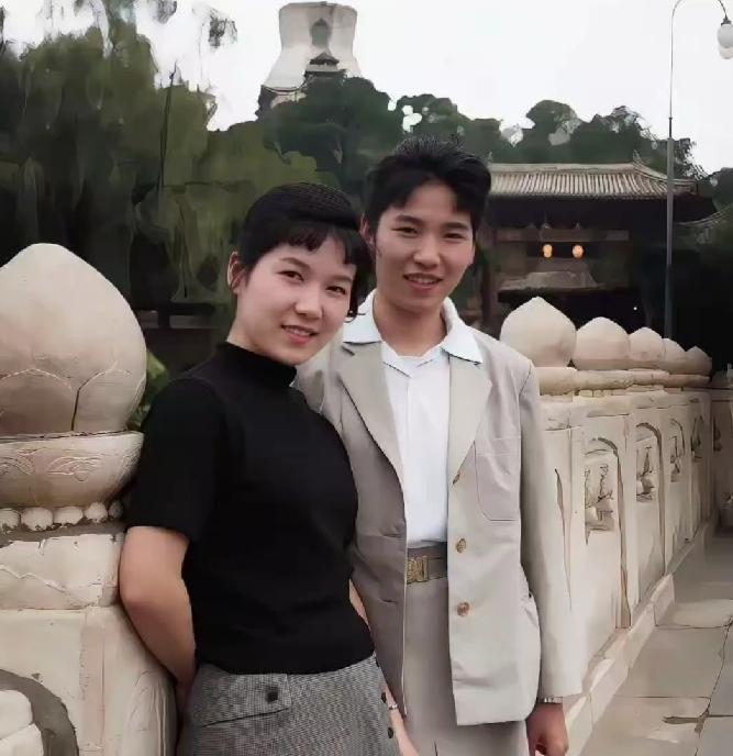早年港圈明星穿搭放到现在看真的土吗？1992年片场旧照，29岁蓝洁瑛明艳动人，