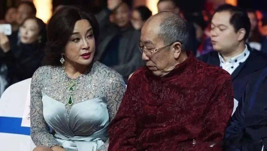 刘晓庆都是70多岁的老女人了，她的穿衣打扮还真是挺时髦的，这样的衣品比蔡明和倪萍