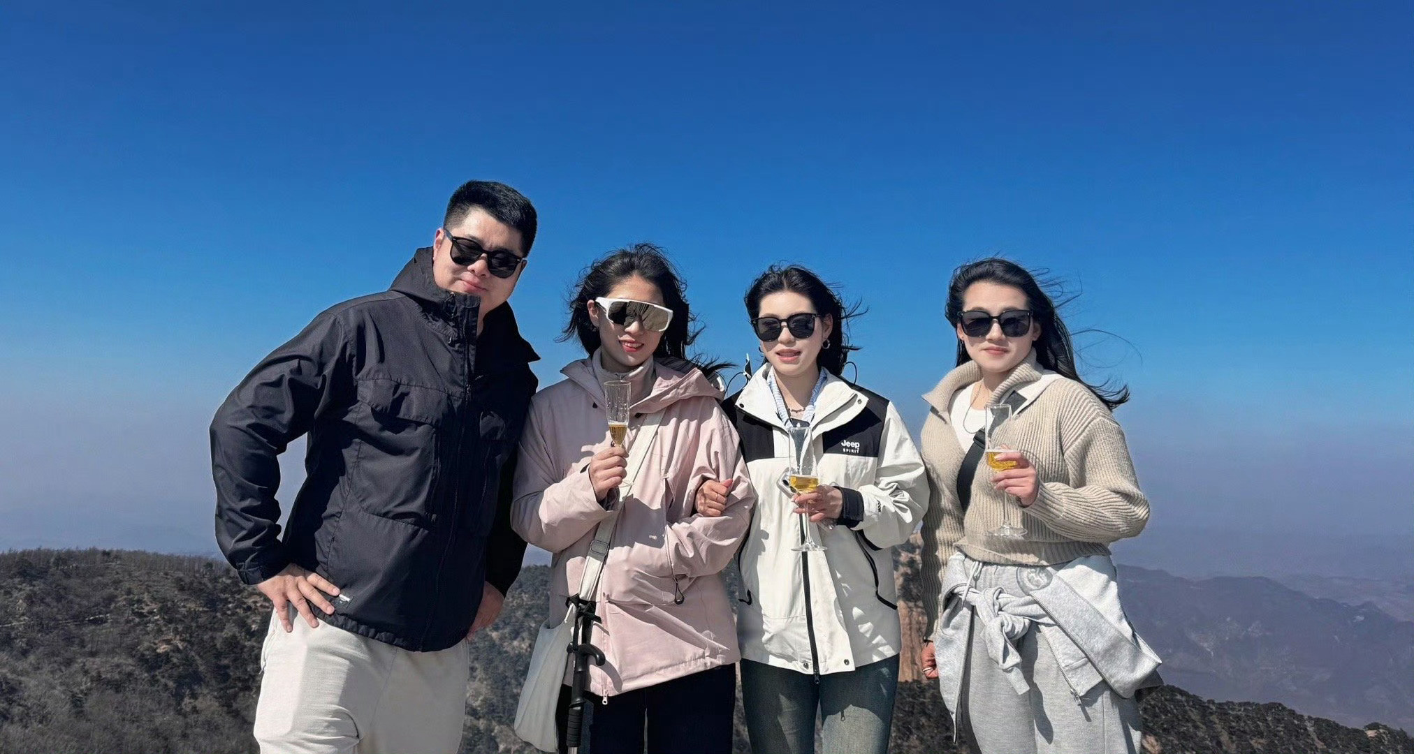 泰山山顶公厕挤满避寒的人确实不太建议大型节假日去泰山，身体心理都会很累。不如像师