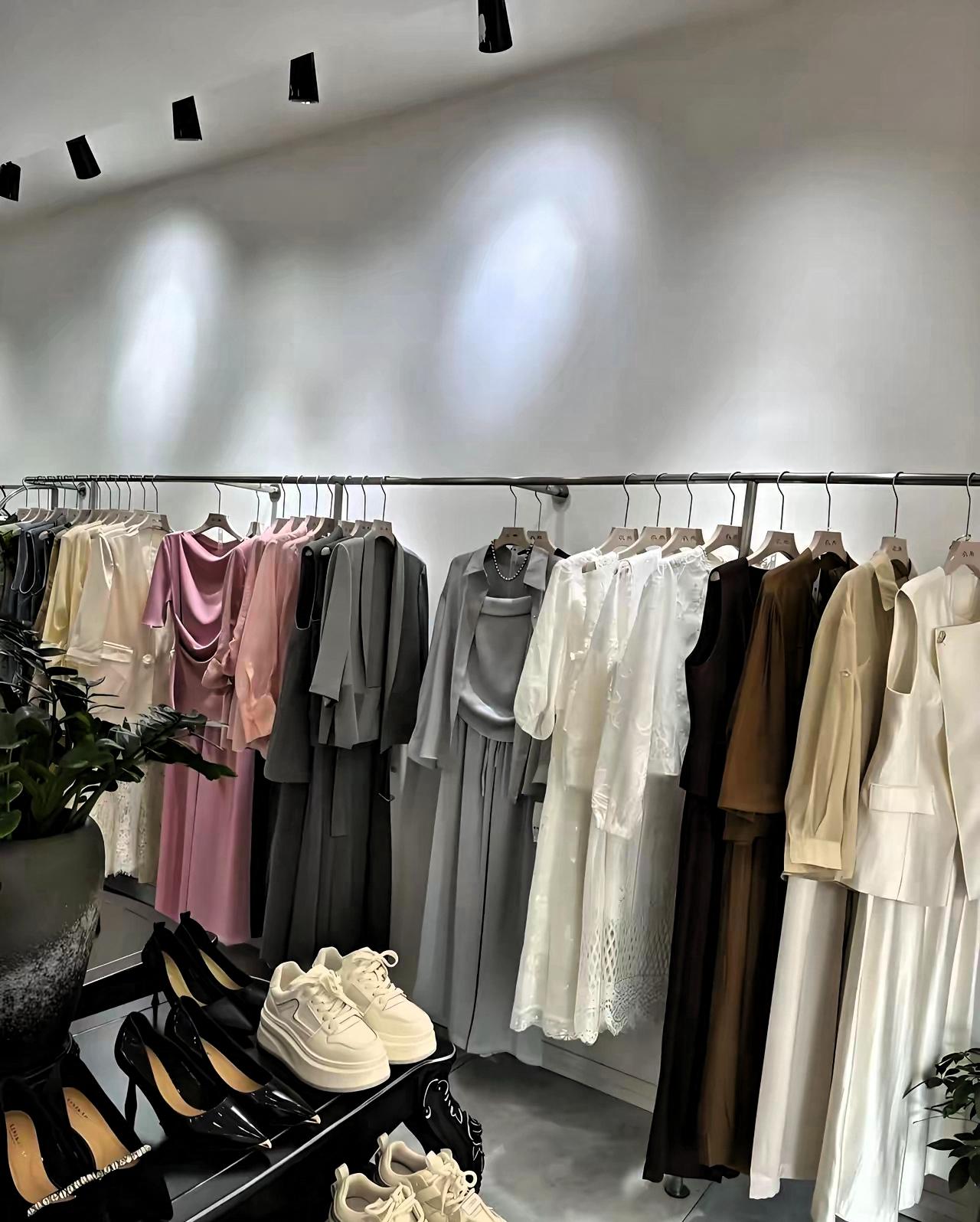 你敢信？山东一女子出差三天，把女装店交给老公看。结果回来一看，电脑显示三天营业额