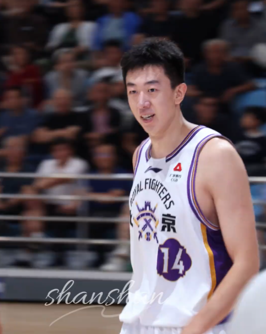 广东男篮现在估计肠子都悔青了！他们后悔的不是没有继续留在市场里寻找大外援，也不是没有留住其他转会的本