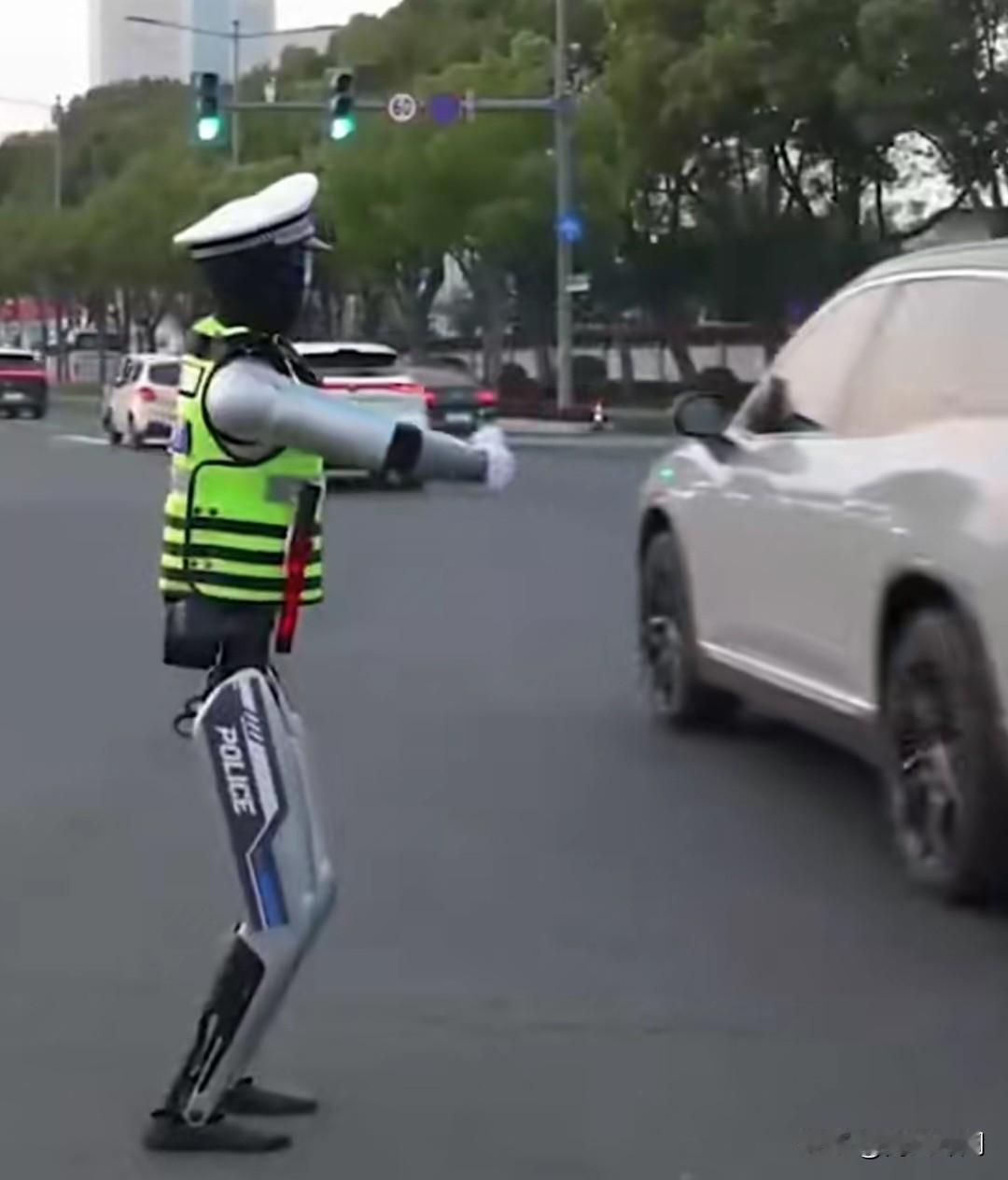 无锡街头惊现“赛博交警”，网友：起猛了，以为穿越到未来！最近江苏无锡路口的
