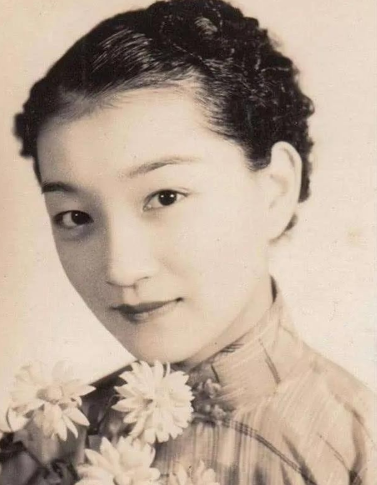 1965年，陆小曼在昏睡中，拔掉了自己的氧气管，她微微睁开双眼，对赵清阁笑着说：