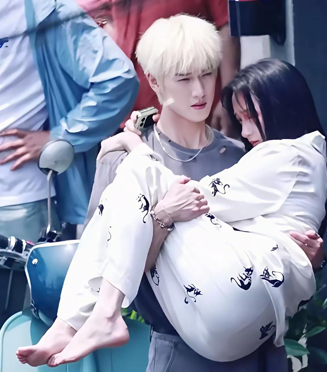 李昀锐抱着关晓彤和张凌赫抱着王楚然的氛围感差了不是一星半点，关晓彤这身型和身架总