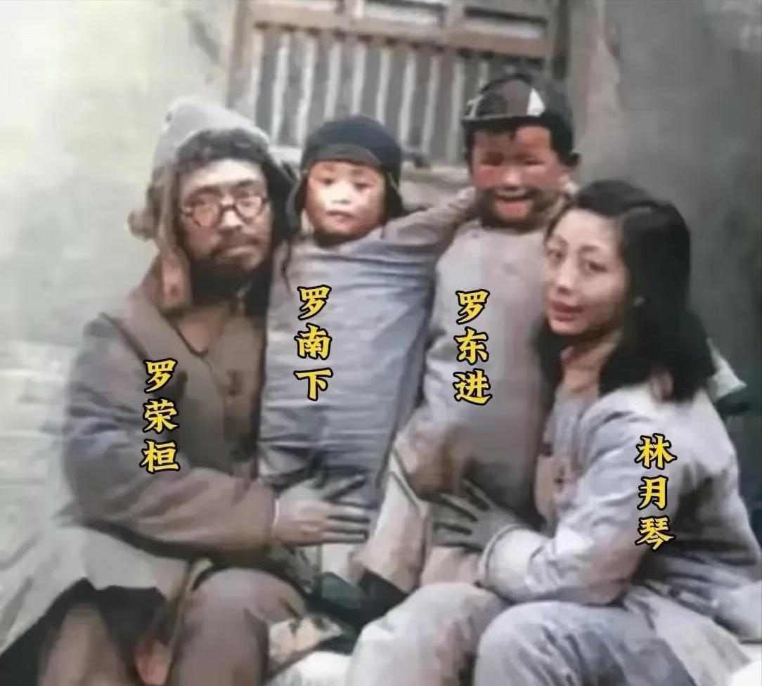 1942年的冬天，北方天寒地冻。敌后根据地物资紧缺，战火频仍，却留下了一张弥足珍