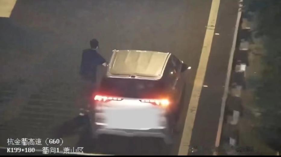 深夜高速，他敢徒手推电车2公里？！监控里那道“人肉尾灯”把交警吓出冷汗——原来不