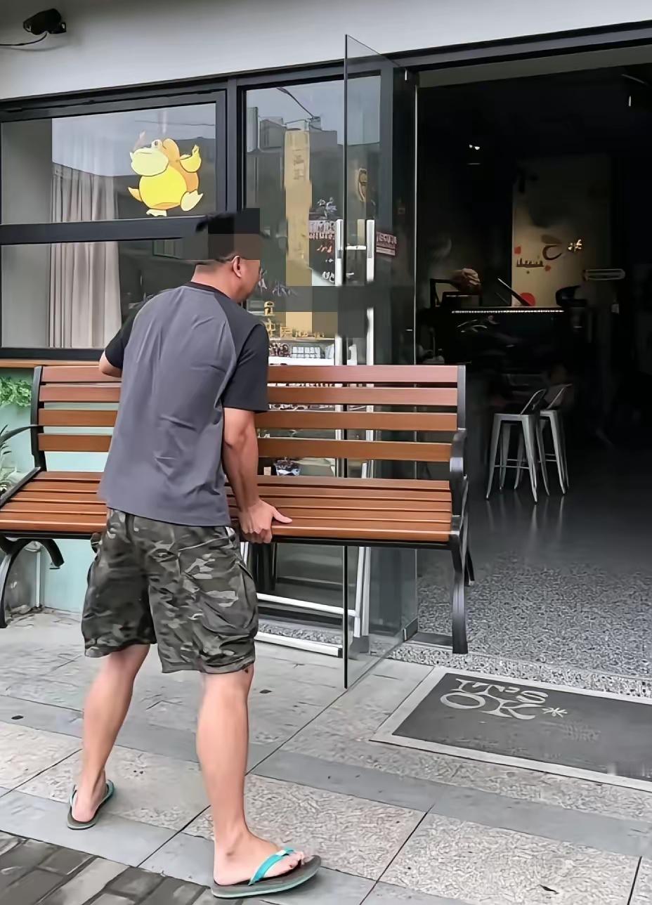 就因为一万九的事件，店家做出这种举动，这也太离谱了，谁都有老的一天。店主说，