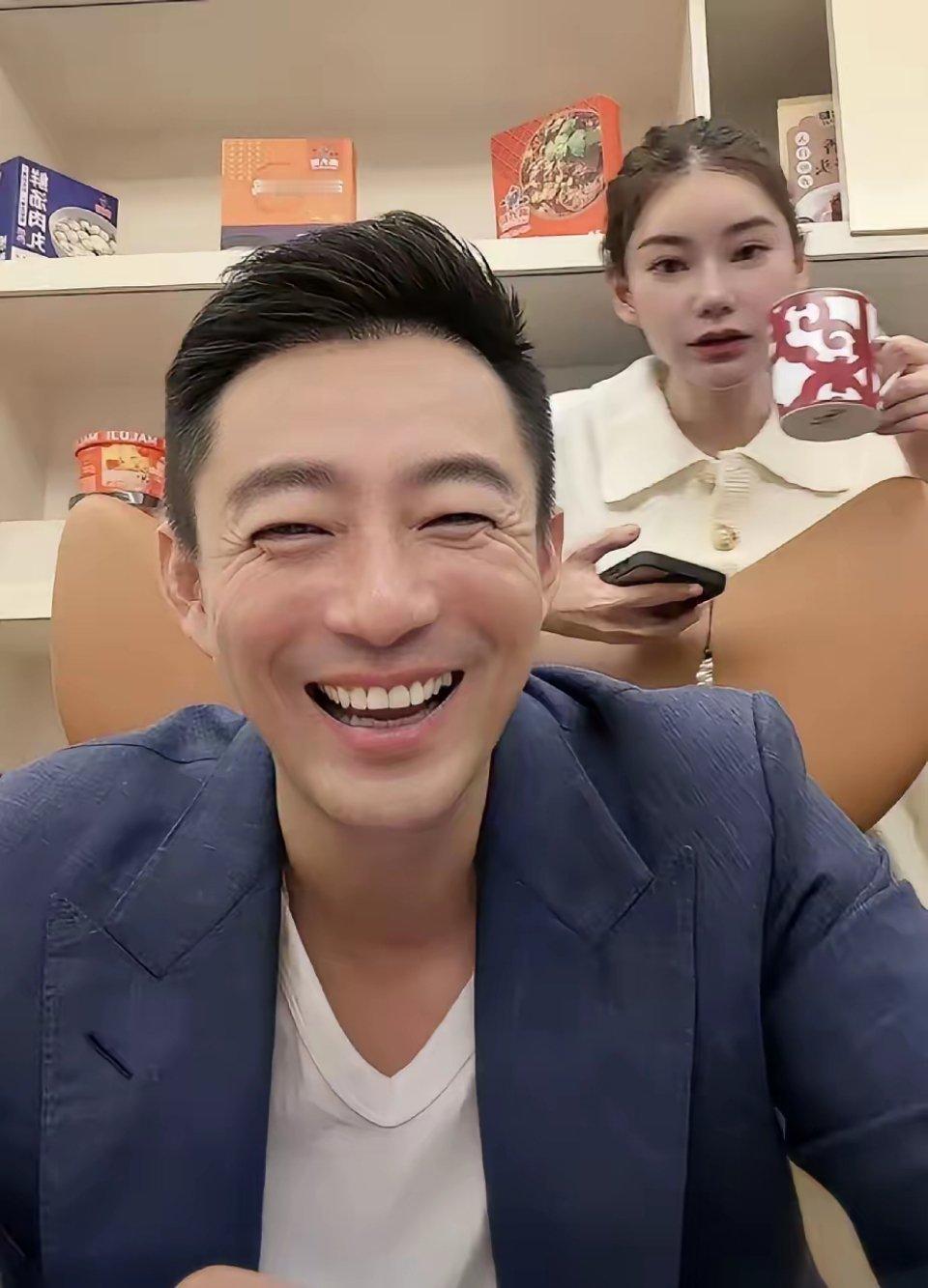 小菲也太难了，一不小心就把老婆怀孕的事情说出来了。粉丝问他，你家孕妇呢，小菲说我