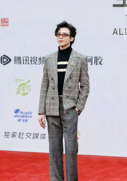 刘宇宁分别以《开始推理吧》常驻MC、《地球超新鲜》第二季固定成员、《折腰》主演（