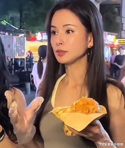 天呐网友偶遇李若彤！这状态到底谁才要60岁​这状态也太绝了完全看不