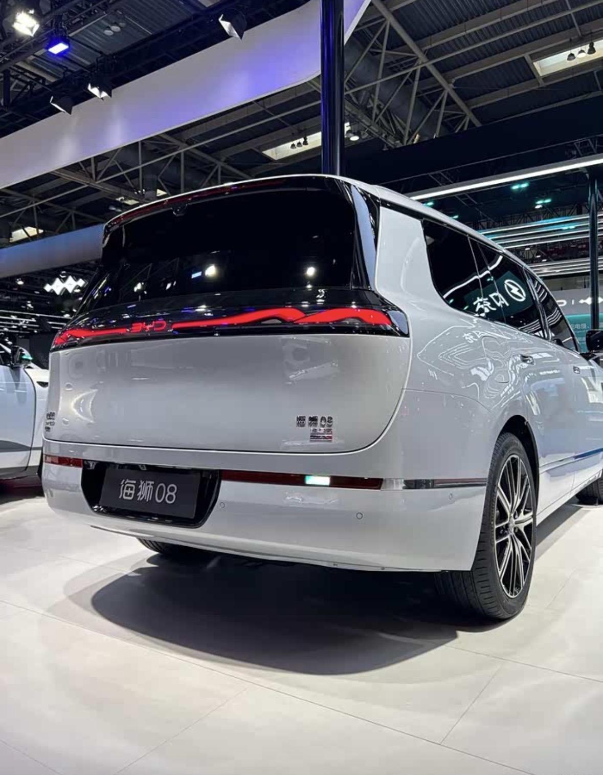 父亲开了半辈子车，传给我的开车经验：1、不管你车速多快，车窗一定要关好。2