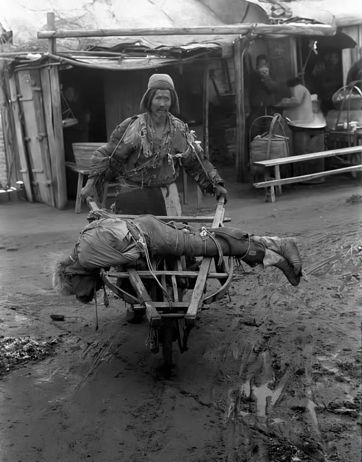 1942年河南街头凄惨一幕，这是美国记者1942年拍摄的河南大饥荒的情景，发表在