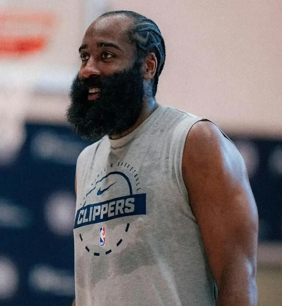 哈登正在被五支球队用计算器估价。快船翘着二郎腿。西部第四的战绩是他们的底气。