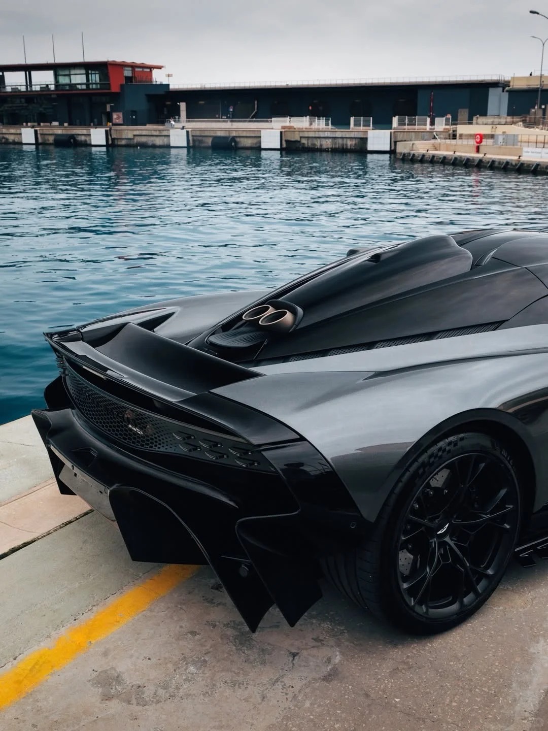 碳灰色在AstonMartinValhalla也无比适配绝美车片