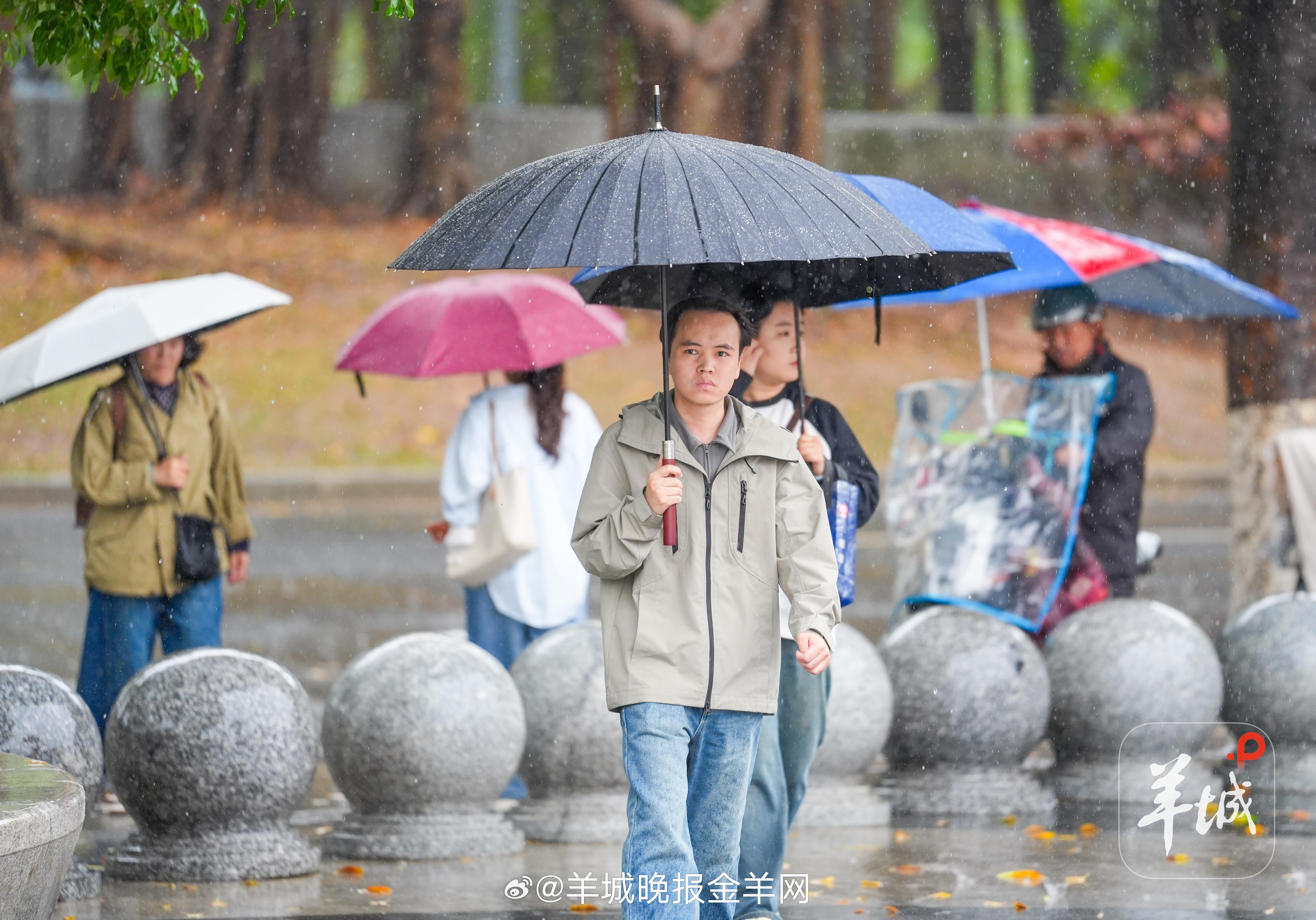 【#3月广东预计有5轮降水+5轮冷空气#】等候多时，广东多地在2月27日至28日
