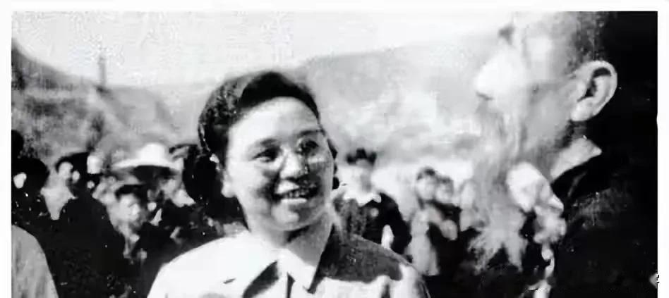 博古去世后，有人劝36岁张越霞改嫁，她反问：6个孩子怎么办?1946年4月