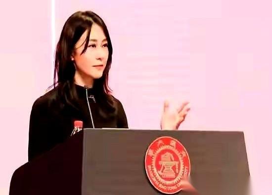 那边，爱泼斯坦的名单还在烧，烧得哈佛前校长都出来道歉、直接退圈了。一片腥风血雨