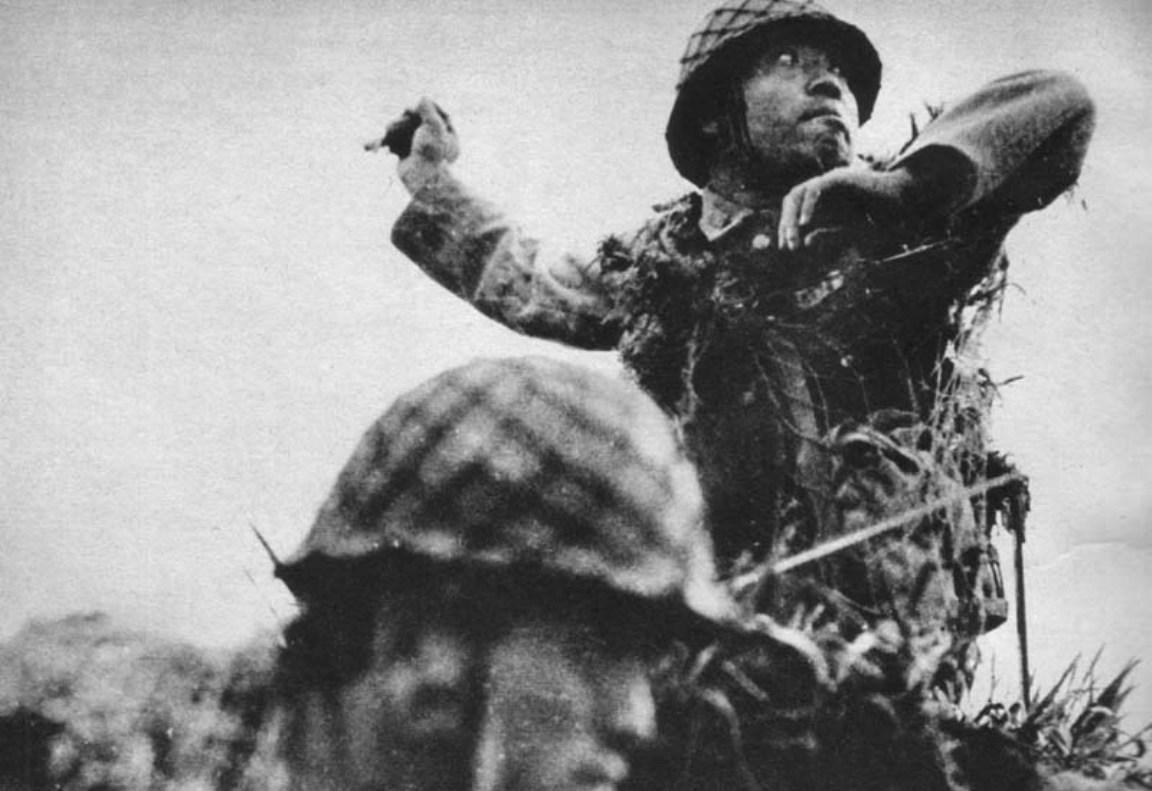 1942年，瓜达尔卡纳尔岛战役期间，一名日军士兵正在投掷九一式手榴弹。瓜达尔卡纳