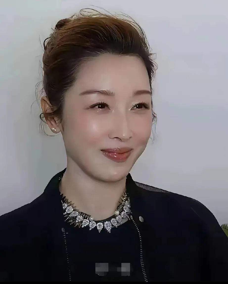 惊掉下巴！52岁的孙悦直接开启“逆龄外挂”！别人都在岁月里逐渐“垮脸”，她却一路