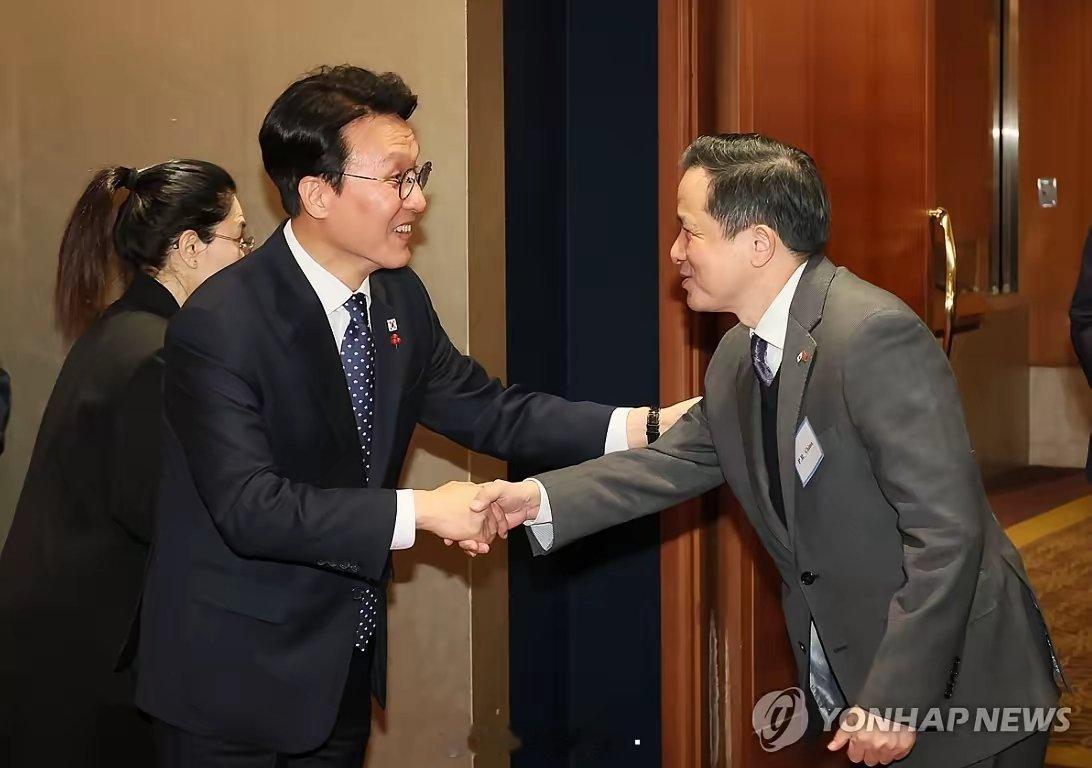 昨天，韩联社网站专门发了一张照片，配文是“韩总理与中国大使”。