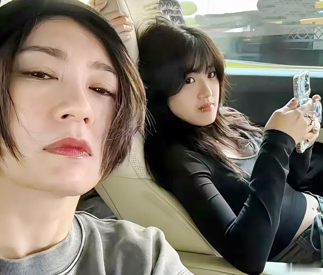 贾静雯的3个女儿都长得挺漂亮的，大女儿已经20岁了，脸型流畅，感觉像爸爸多一点。