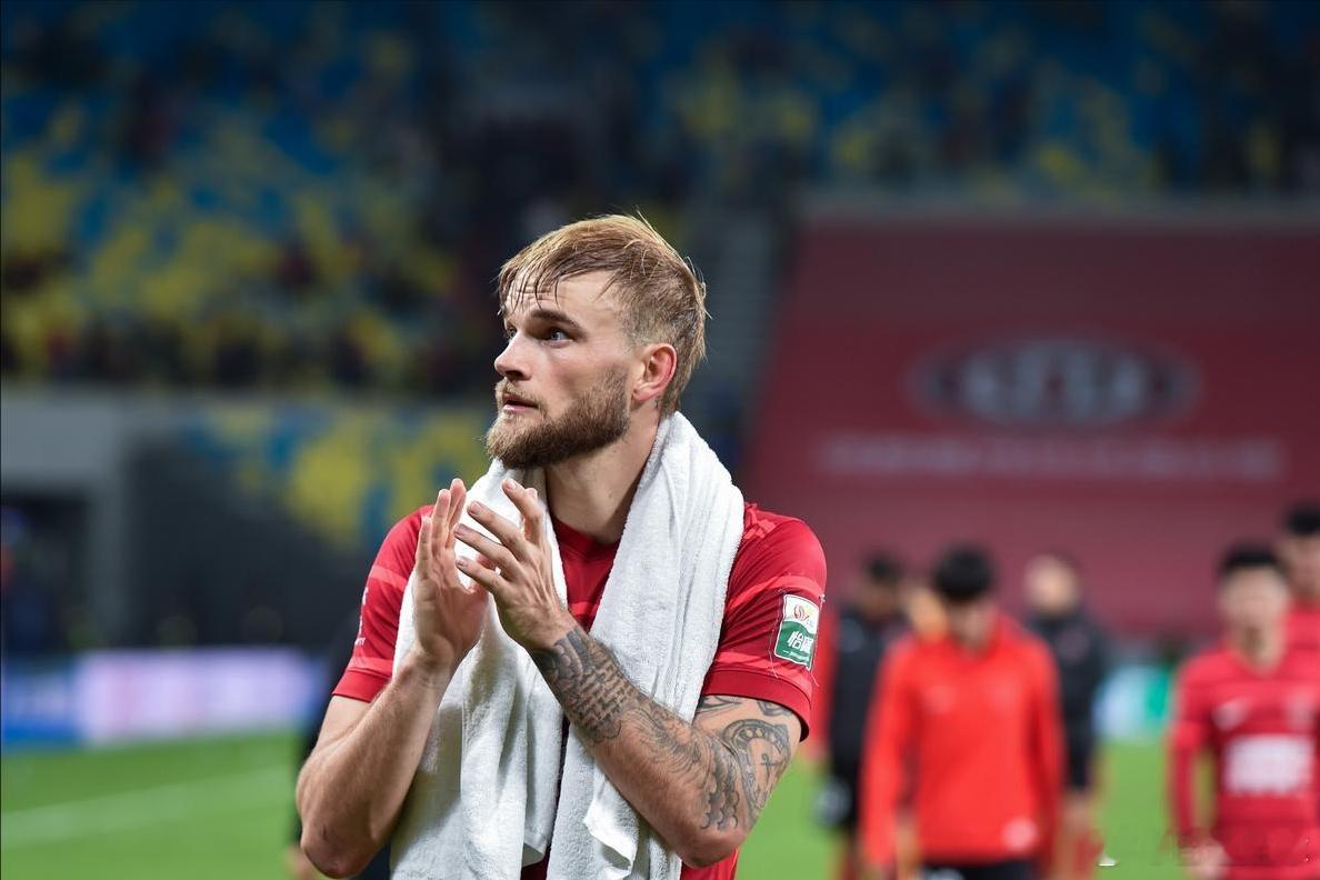 提莫去成都蓉城赞助商大龙燚火锅与球迷互动，续约基本没问题了！之前做了一个小调查，