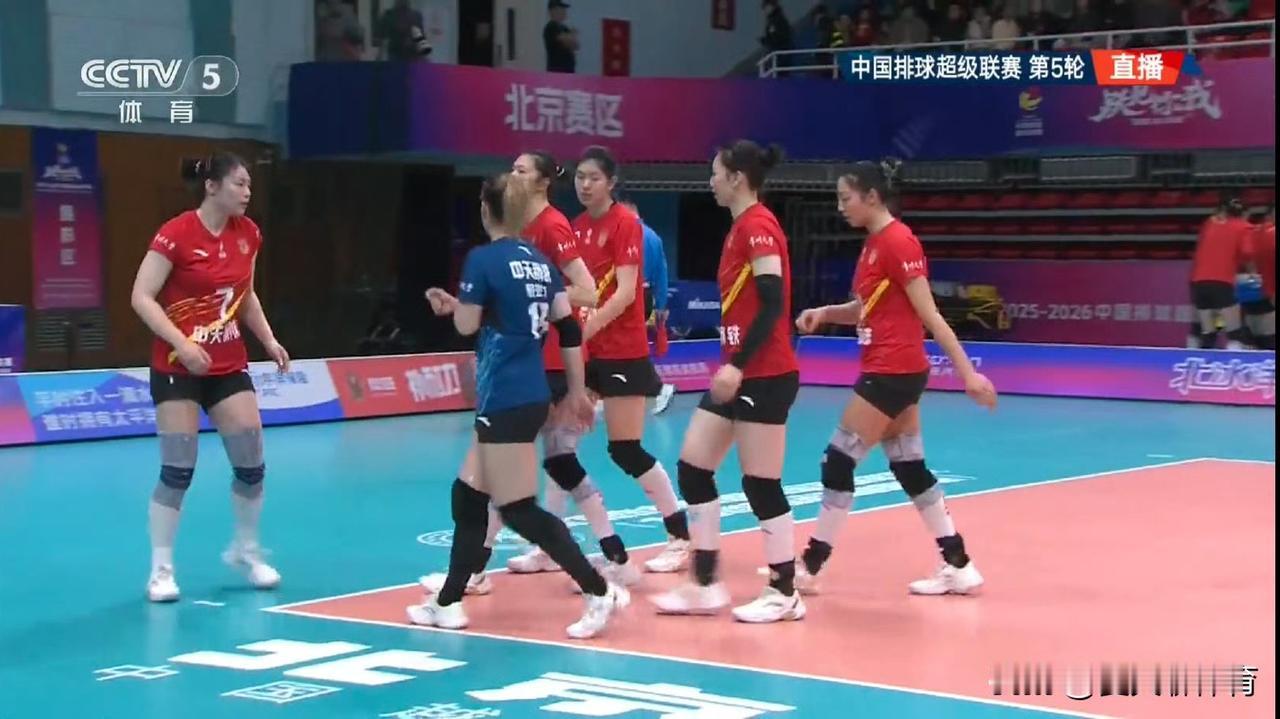 江苏女排这场教练终于知道换人首发了，施海荣终于醒了，知道换唐欣首发，果然各个环节