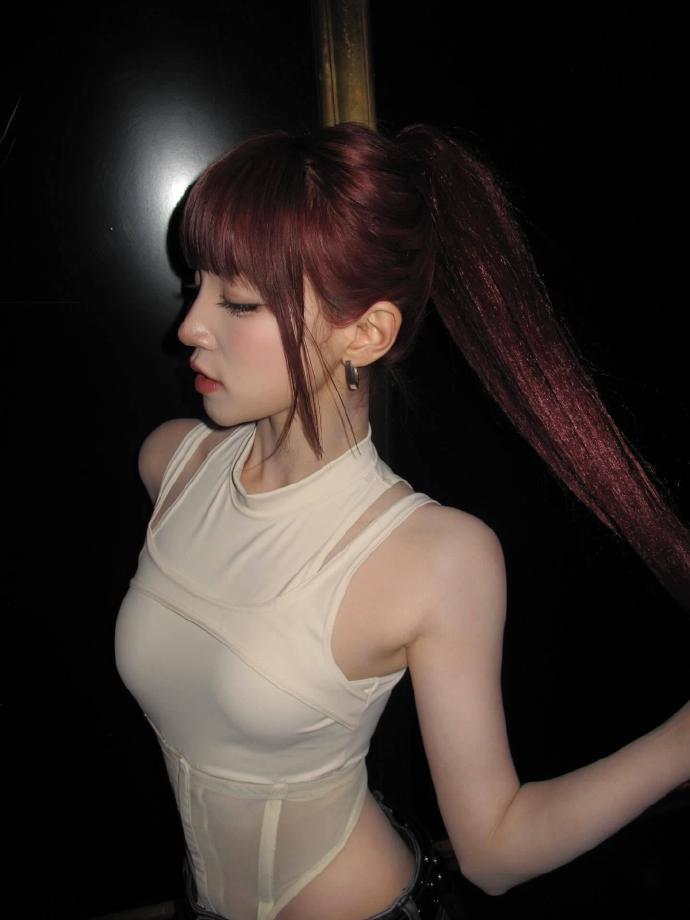 宋雨琦酒红的马尾垂成一道流动的火焰在暗夜里，在舞台的光斑里烧着未凉的热忱