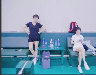 她是法图麦·李她是著名主持人和导演的女儿父母给她铺设了一条锦绣之路彼邦接