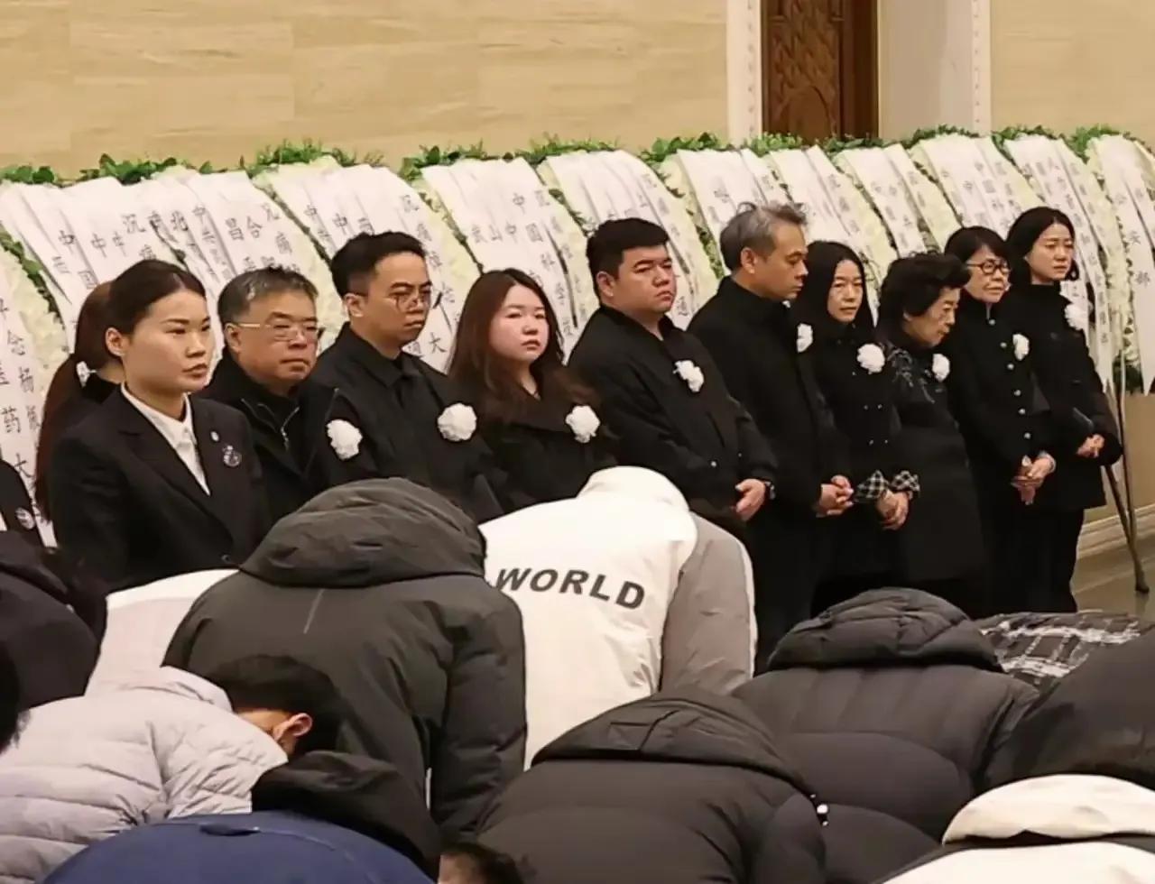 一直牵着她手有担当的男人走了，虽然她们的年龄隔着半个多世纪，但是灵魂没有距离[比