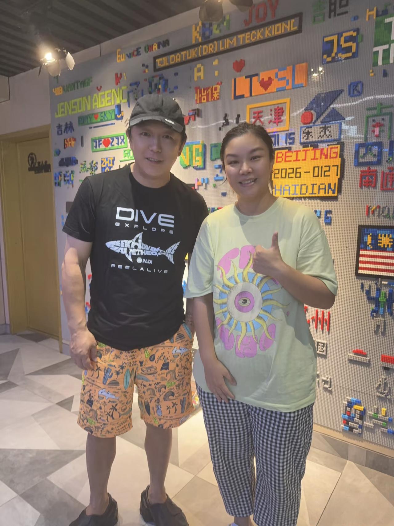 52岁黄渤在马来西亚一间餐厅被偶遇，他穿着花裤衩，打扮土味十足，身材又矮又胖，现
