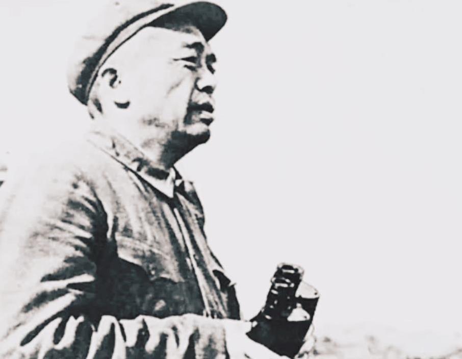 1947年，彭老总带队在沙漠中行军，炊事员特地给他买了几根黄瓜解渴，他吃了一口后