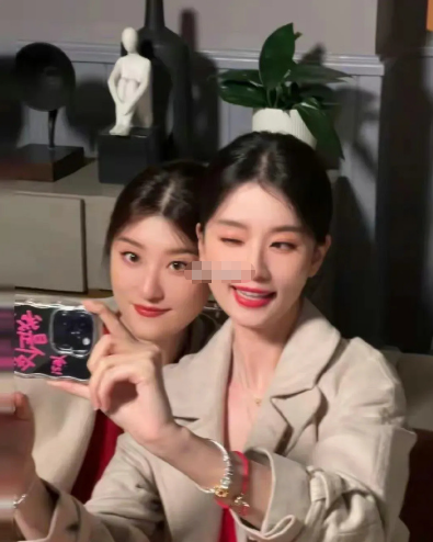 乔欣和她姐姐还挺像的！姐姐除了没乔欣高，但颜值气质不输明星​​​