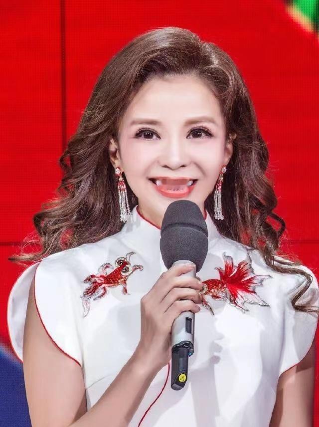 2004年，央视主持人朱迅被相恋100天的王志求婚，哪料朱迅反应奇怪，楞了楞问：