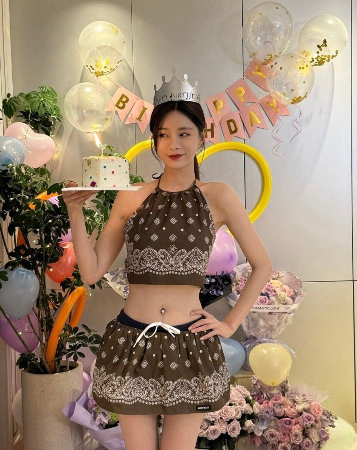 第一次看到沈梦辰肚脐上有脐钉。以前总有人给她焊死“杜海涛女友”“芒果台甜妹”的标