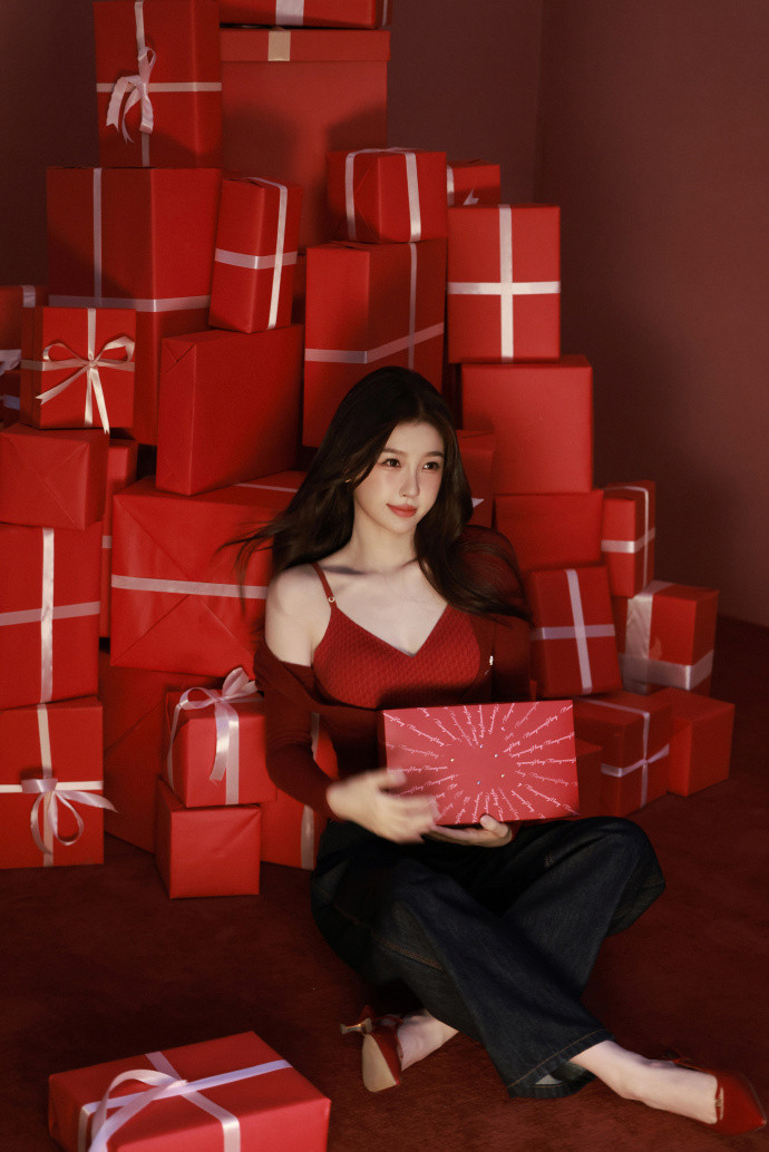 虞书欣新年写真又甜又辣虞书欣新年写真又甜又辣美到犯规黑发搭配露肩红色吊带针织衫