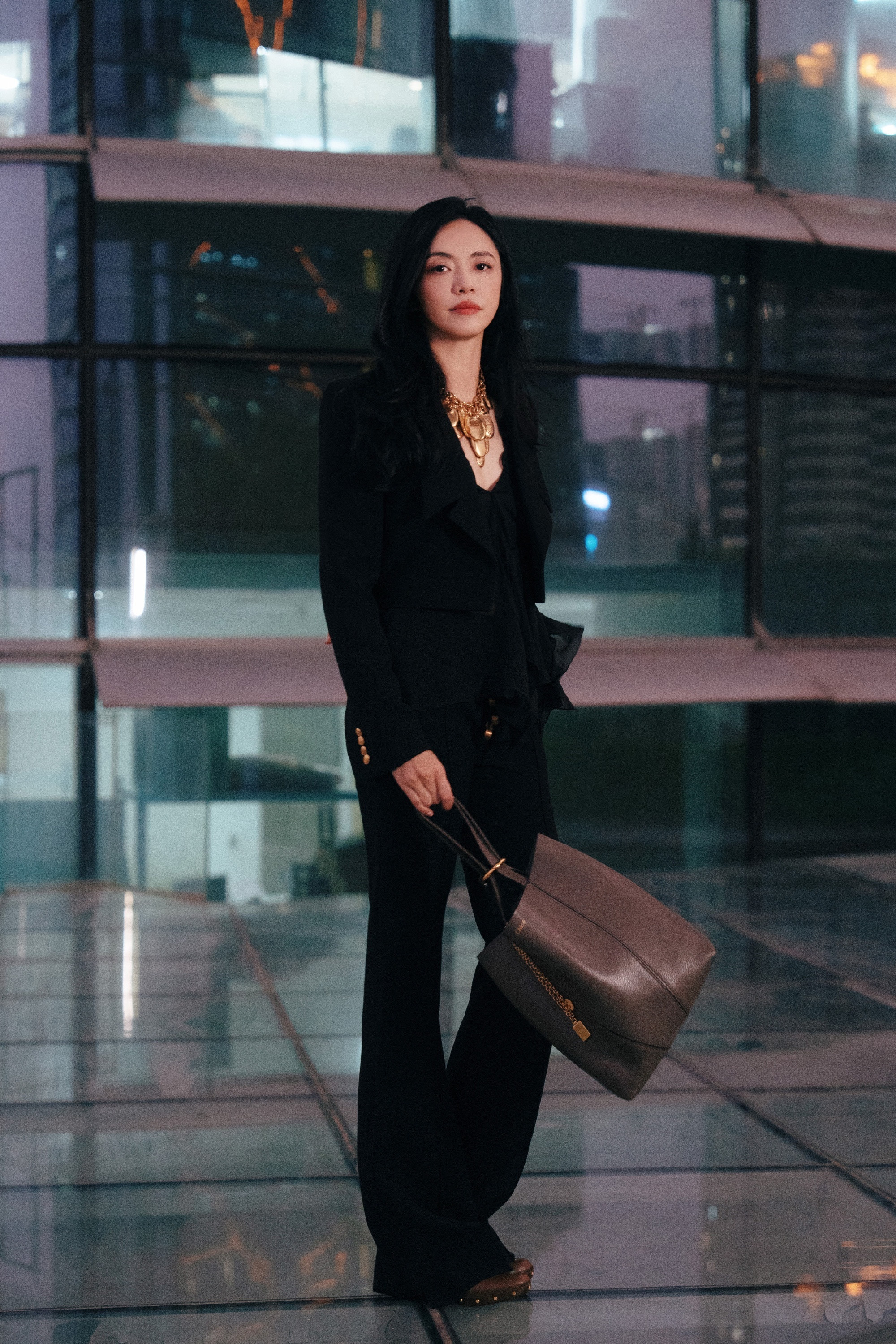 姚晨黑色套装穿搭，优雅中不失酷飒，尽显独特气韵