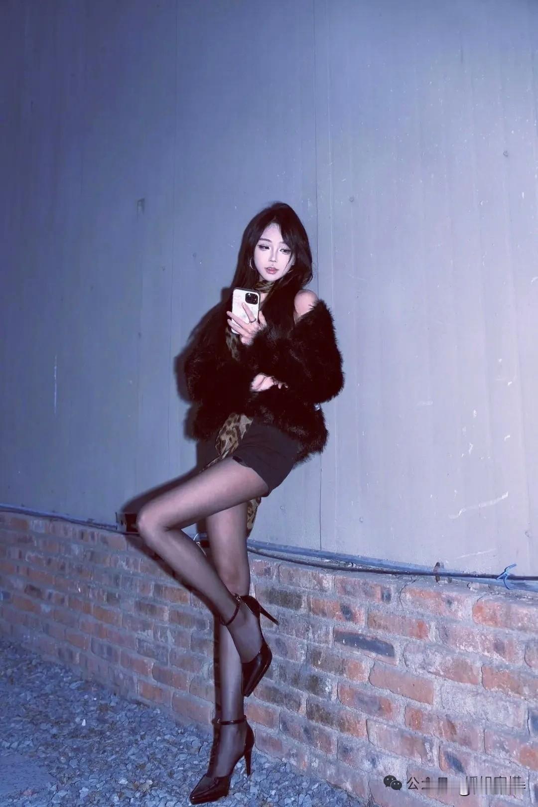 夜晚街拍，黑丝高跟鞋，时尚自拍，都市魅力！