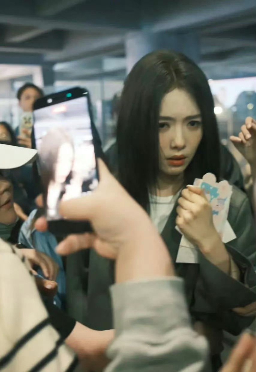 蔡文静被机场dp挤哭了，太脆弱了