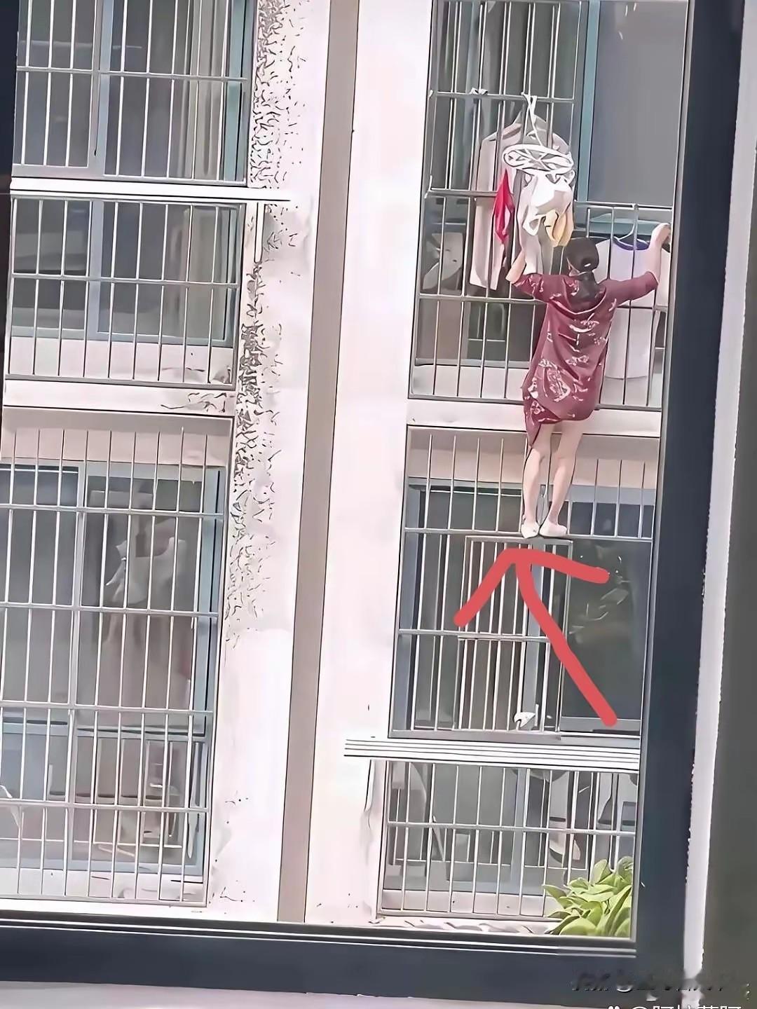 大白天的，走楼梯不挺好的吗？这样做太危险了，稍有不慎不就给消防叔叔添乱了吗？万一