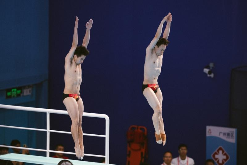 何威仪和爱徒谢思埸、全红婵的故事太动人了。何教练一生都奉献给了跳水，5岁练体操，