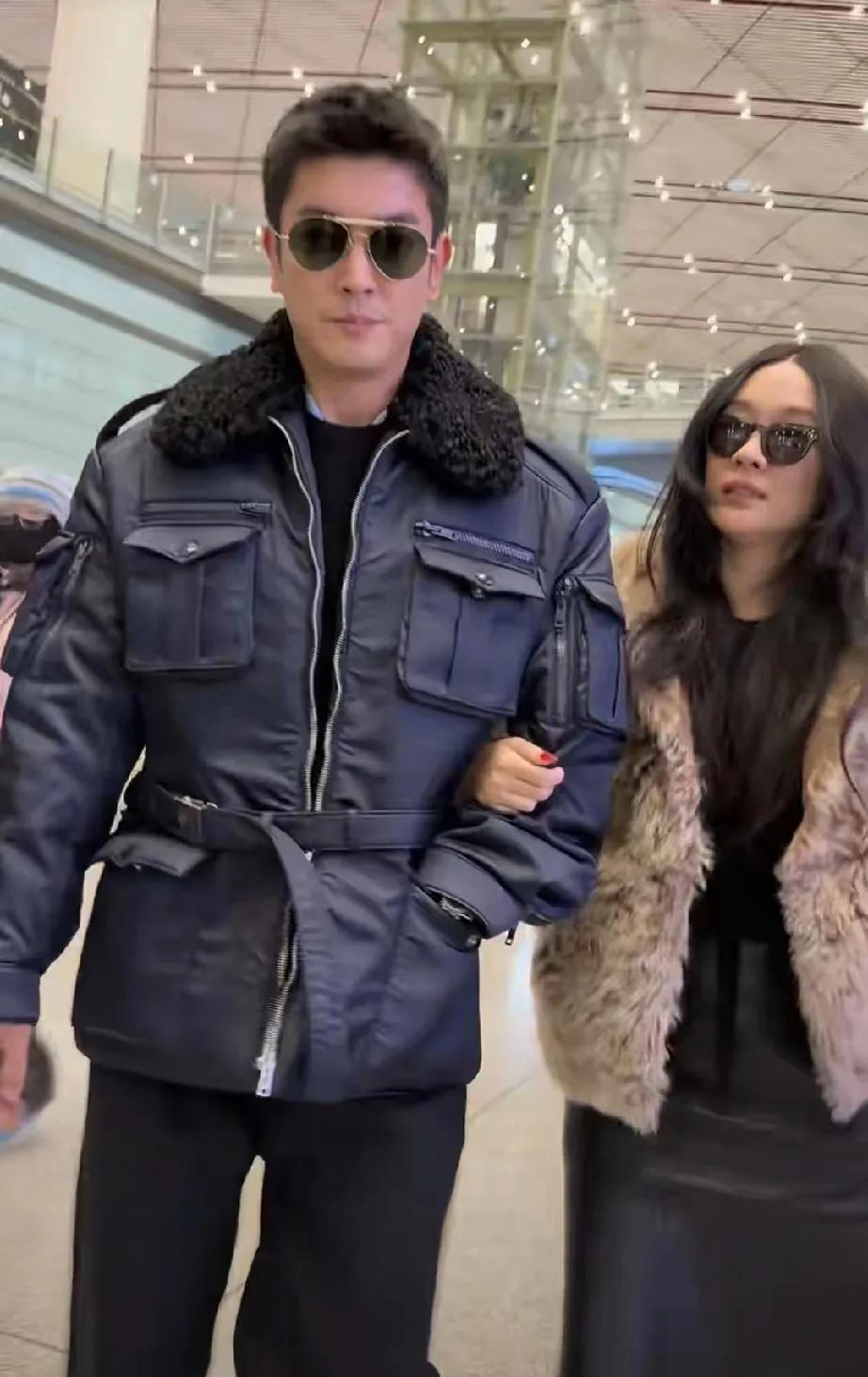 机场又撒糖啦！杜江霍思燕这对神仙眷侣甜蜜现身，一出现就吸引众人目光。两人紧紧挽着