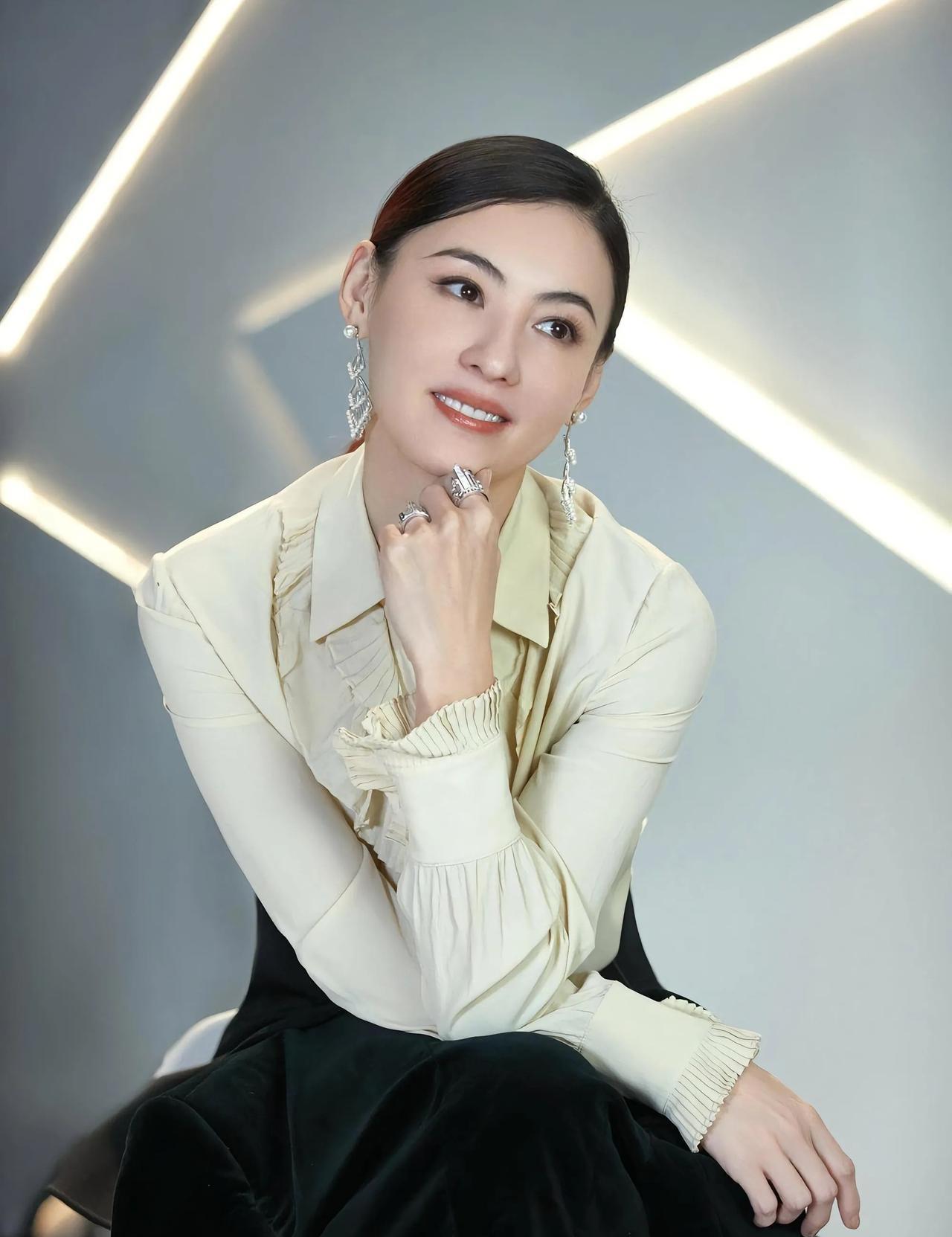 主持人问张柏芝:“你家的孩子爱发脾气吗？”张柏芝摇摇头:“我家的孩子从来没有发过