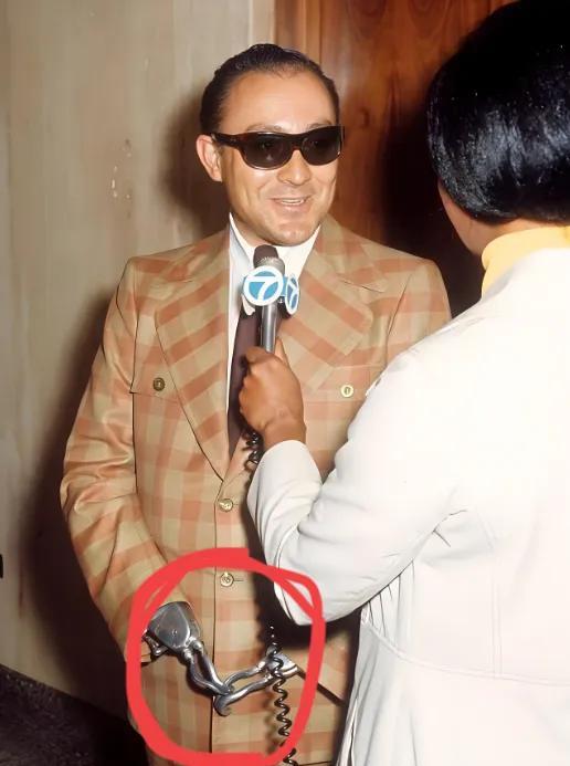 谢贤就是<em>天生富贵命</em>！他曾说，1000万根本不算钱！娶了顶级美女狄波拉，吃喝玩乐