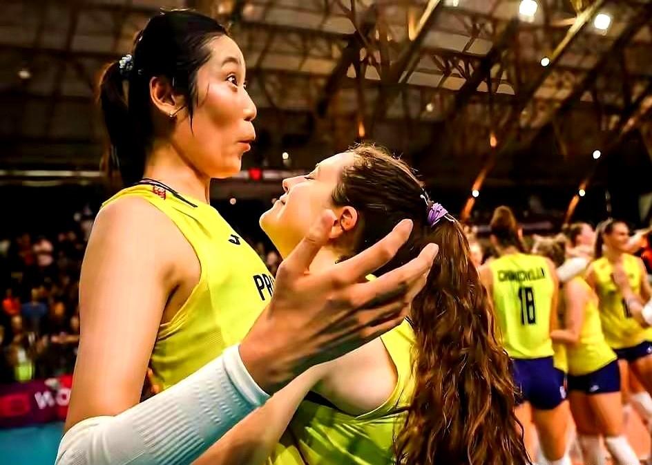 曾经的对手成了最强队友，这剧本也太燃了吧！前脚巴西球迷还把朱婷喊作“我们的国