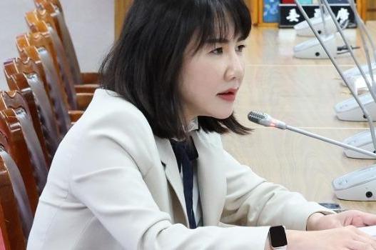 谢衣凤再次喊话郑丽文：为何不考虑我？国民党“立委”谢衣凤今天受访表示，现在基