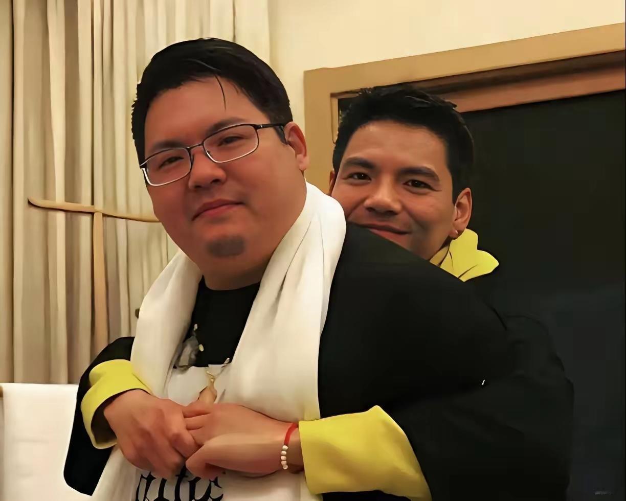 向佐这次是真急了，对着镜头直接吼他爸妈：“我弟有心理疾病，你们能不能别再网上